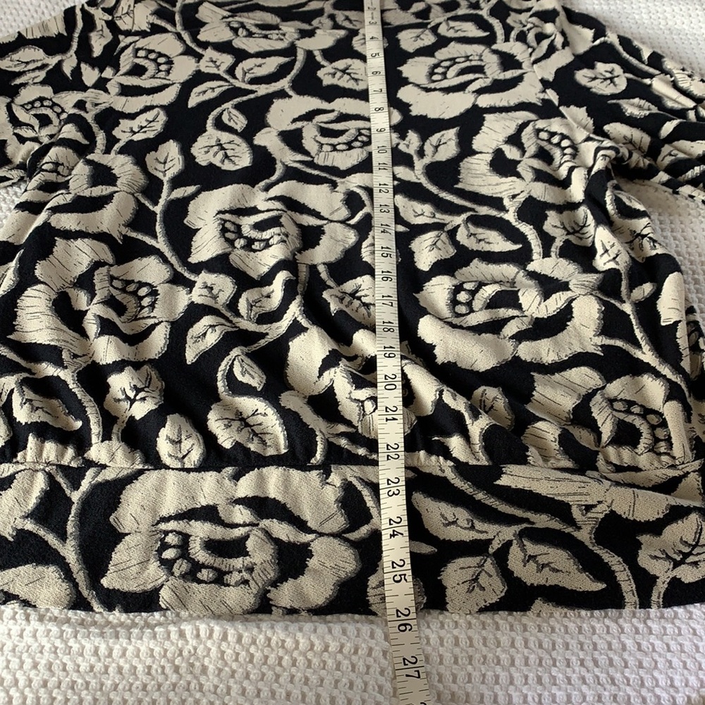 Blouson-style. Black and cream floral knit top Size XL - Picture 6 of 7
